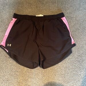 Under armour athletic shorts with pockets in black M